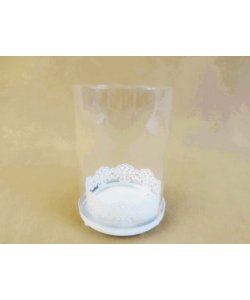 Skleněný svícen s kovovým podstavcem